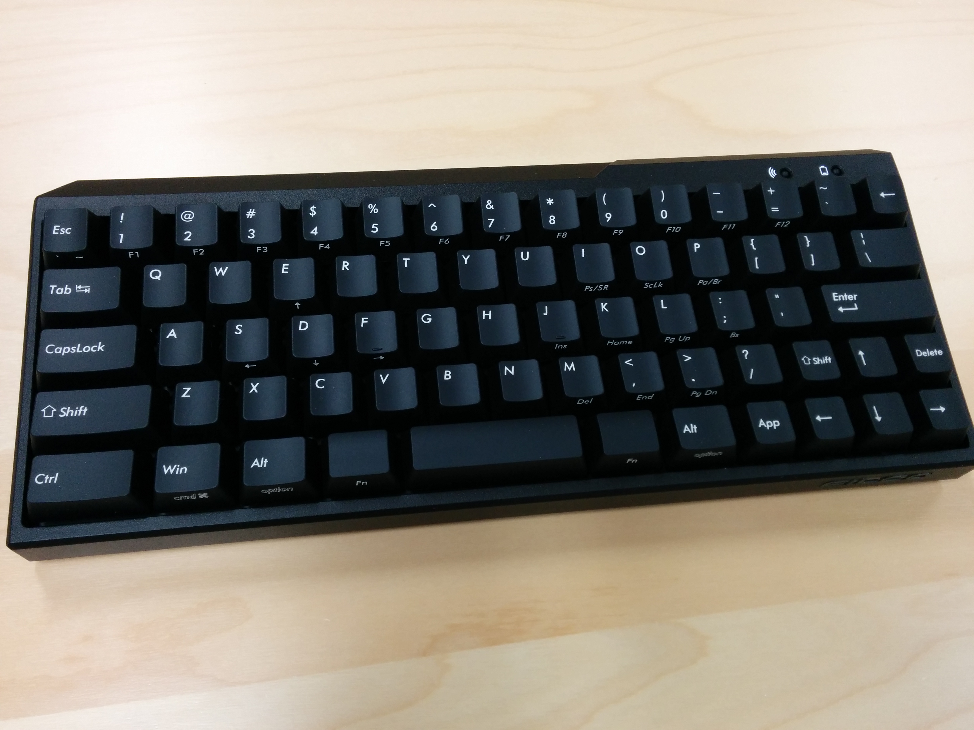 まさにミニマムレイアウト。単三電池駆動のBTキーボートのため上部にインジケータがある。
