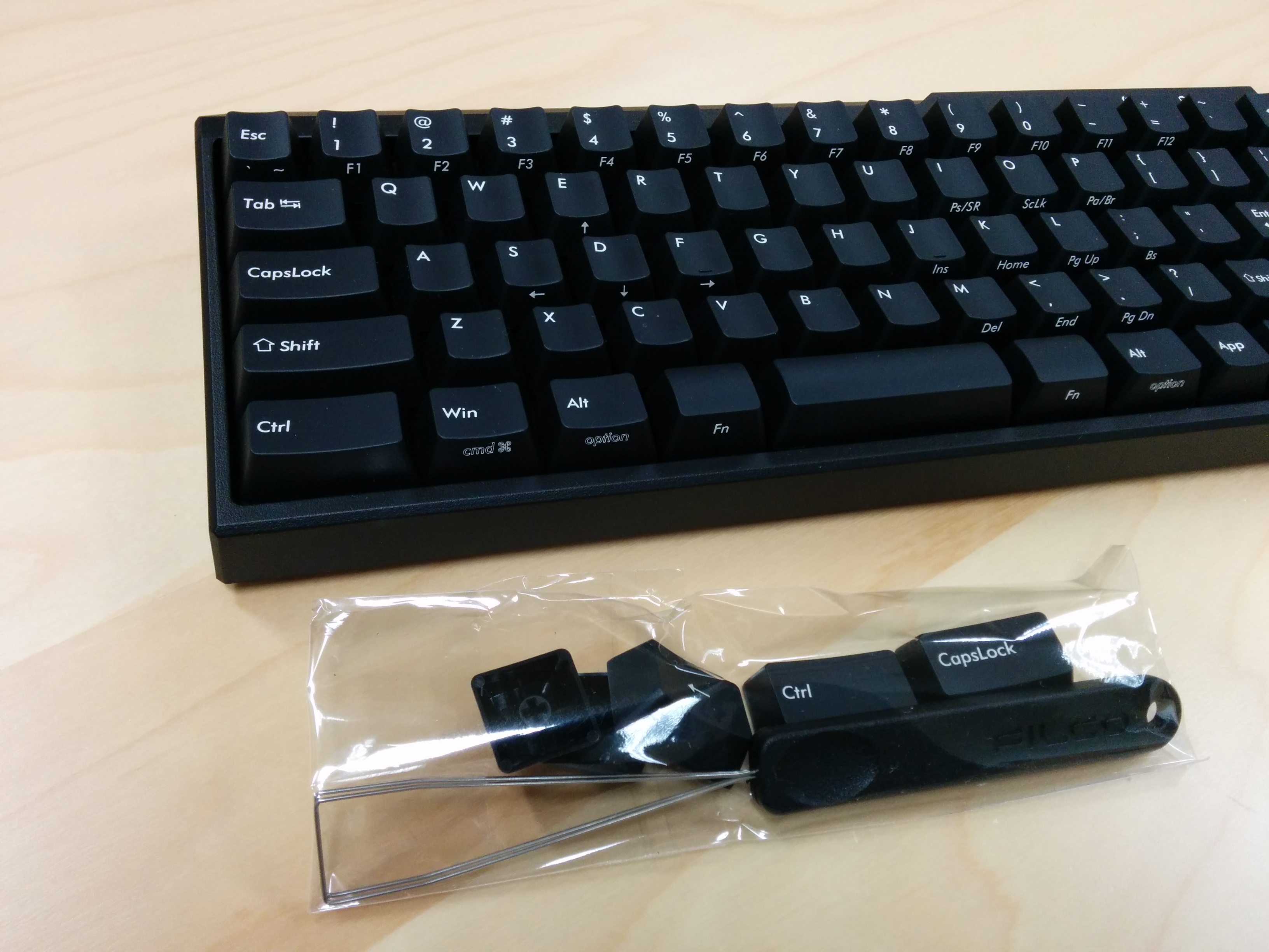 Ctrl, CAPSなど入れかえに対応したキートップと工具が付属している。